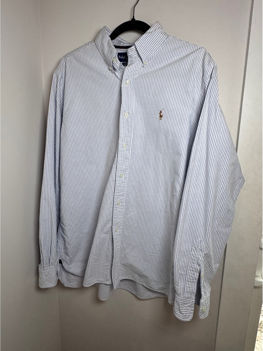 Ralph Lauren Men's Blue and White Striped Classic Fit Button-Up Shirt Size Large